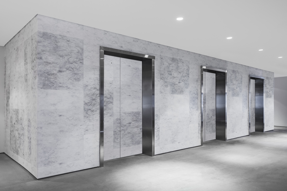 Hall dos elevadores ostenta profundidade e ilusões de ótica nas paredes e pisos. Foto: Kris Tamburello Hall dos elevadores ostenta profundidade e ilusões de ótica nas paredes e pisos. Foto: Kris Tamburello