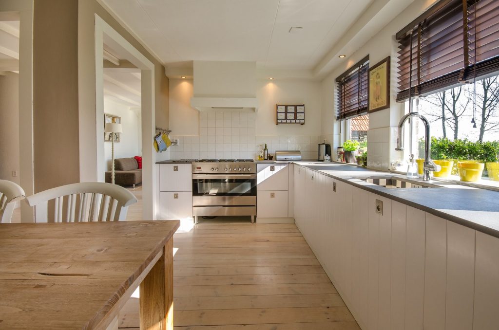 Organize a casa: veja 35 coisas para jogar fora ou doar já! Jogando fora o que está estragado e doando o que não se usa mais, é possível deixar a cozinha, o quarto e todos os outros cômodos da casa organizados. Foto: Pixabay