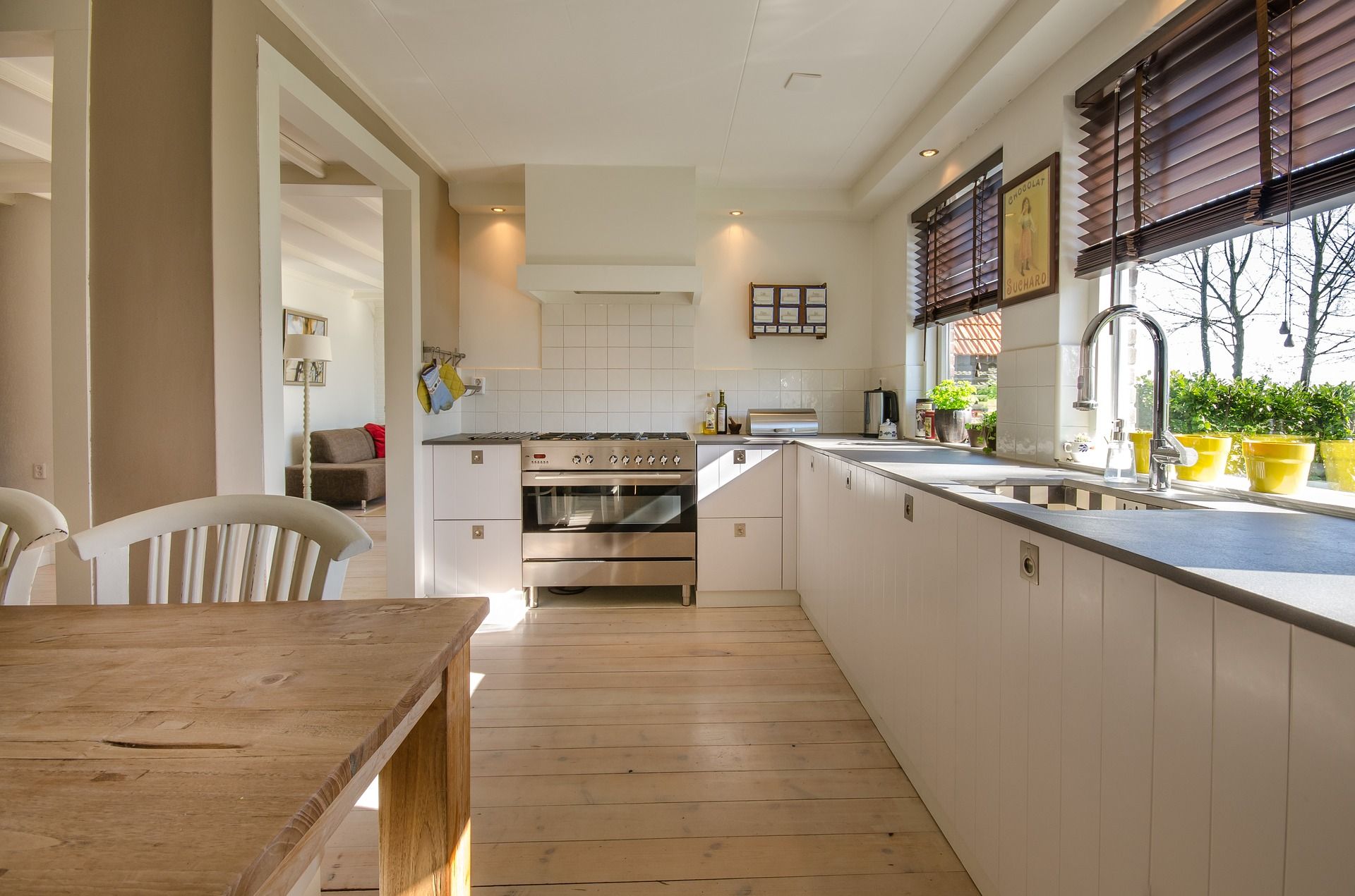 Jogando fora o que está estragado e doando o que não se usa mais, é possível deixar a cozinha, o quarto e todos os outros cômodos da casa organizados. Foto: Pixabay Jogando fora o que está estragado e doando o que não se usa mais, é possível deixar a cozinha, o quarto e todos os outros cômodos da casa organizados. Foto: Pixabay