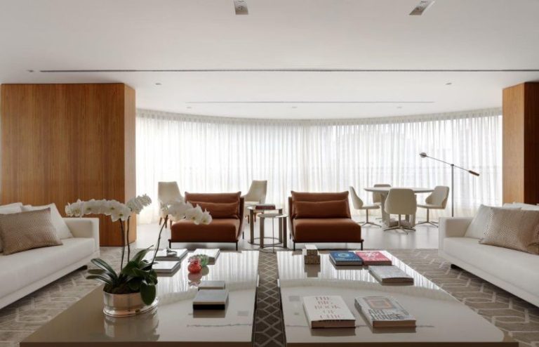 Acabamentos em destaque: porcelanato e madeira se alternam em apartamento de 410 m²