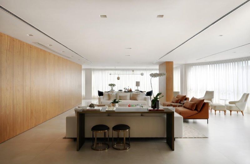 Acabamentos em destaque: porcelanato e madeira se alternam em apartamento de 410 m² Acabamentos em destaque: porcelanato e madeira se alternam em apartamento de 410 m²