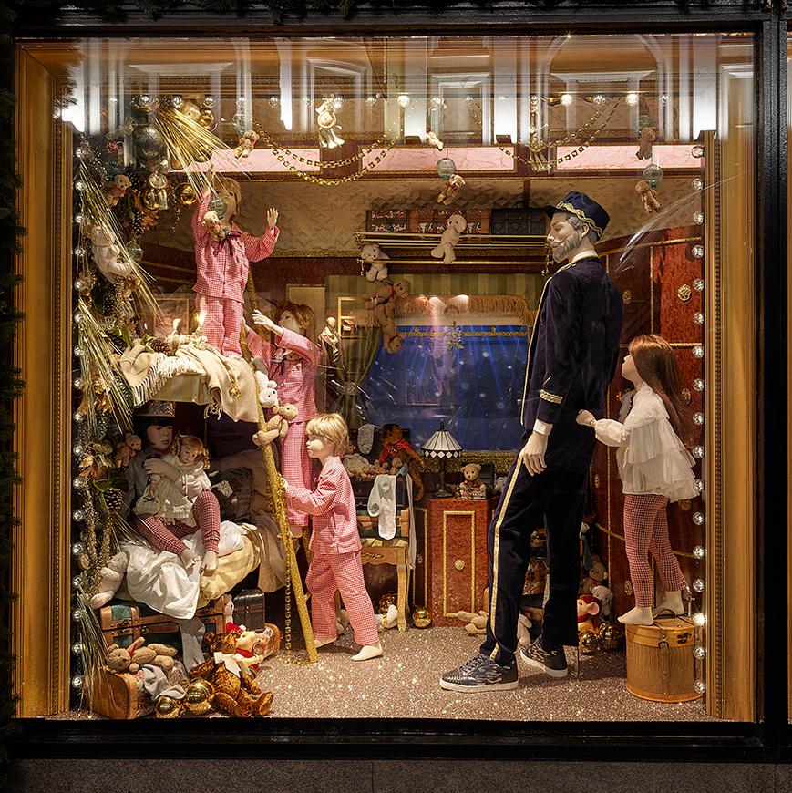É Natal! Criatividade inusitada marca decoração das vitrines pelo mundo É Natal! Criatividade inusitada marca decoração das vitrines pelo mundo