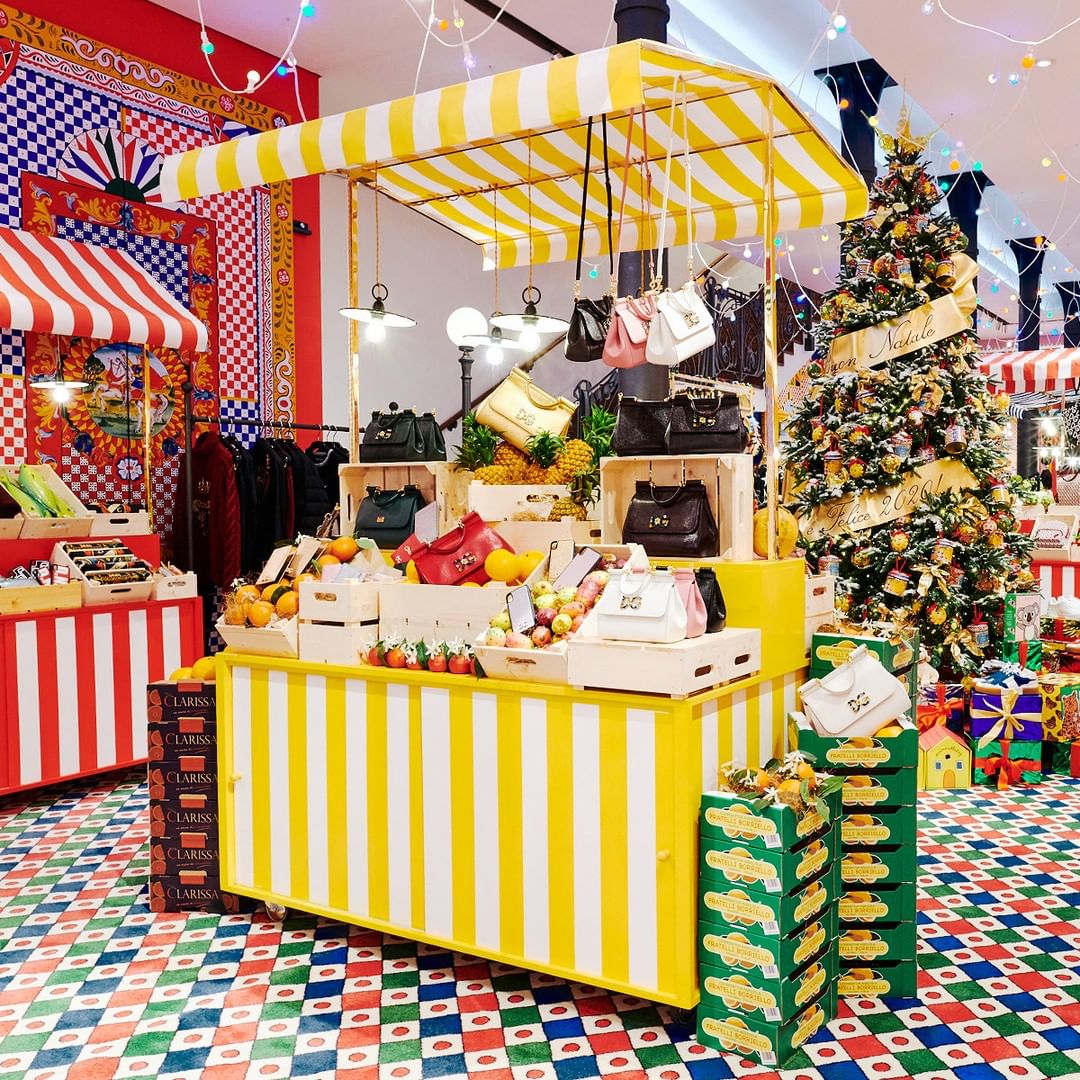 É Natal! Criatividade inusitada marca decoração das vitrines pelo mundo É Natal! Criatividade inusitada marca decoração das vitrines pelo mundo