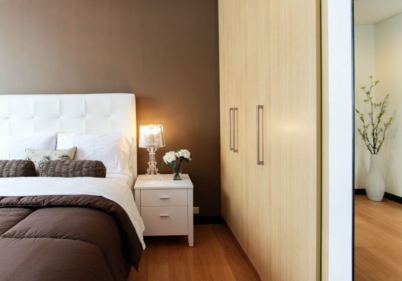 O espaço na lateral das camas precisa ser suficiente para a passagem de uma cadeira de rodas. Foto: Mary Whitney/ Pexels
O espaço na lateral das camas precisa ser suficiente para a passagem de uma cadeira de rodas. Foto: Mary Whitney/ Pexels