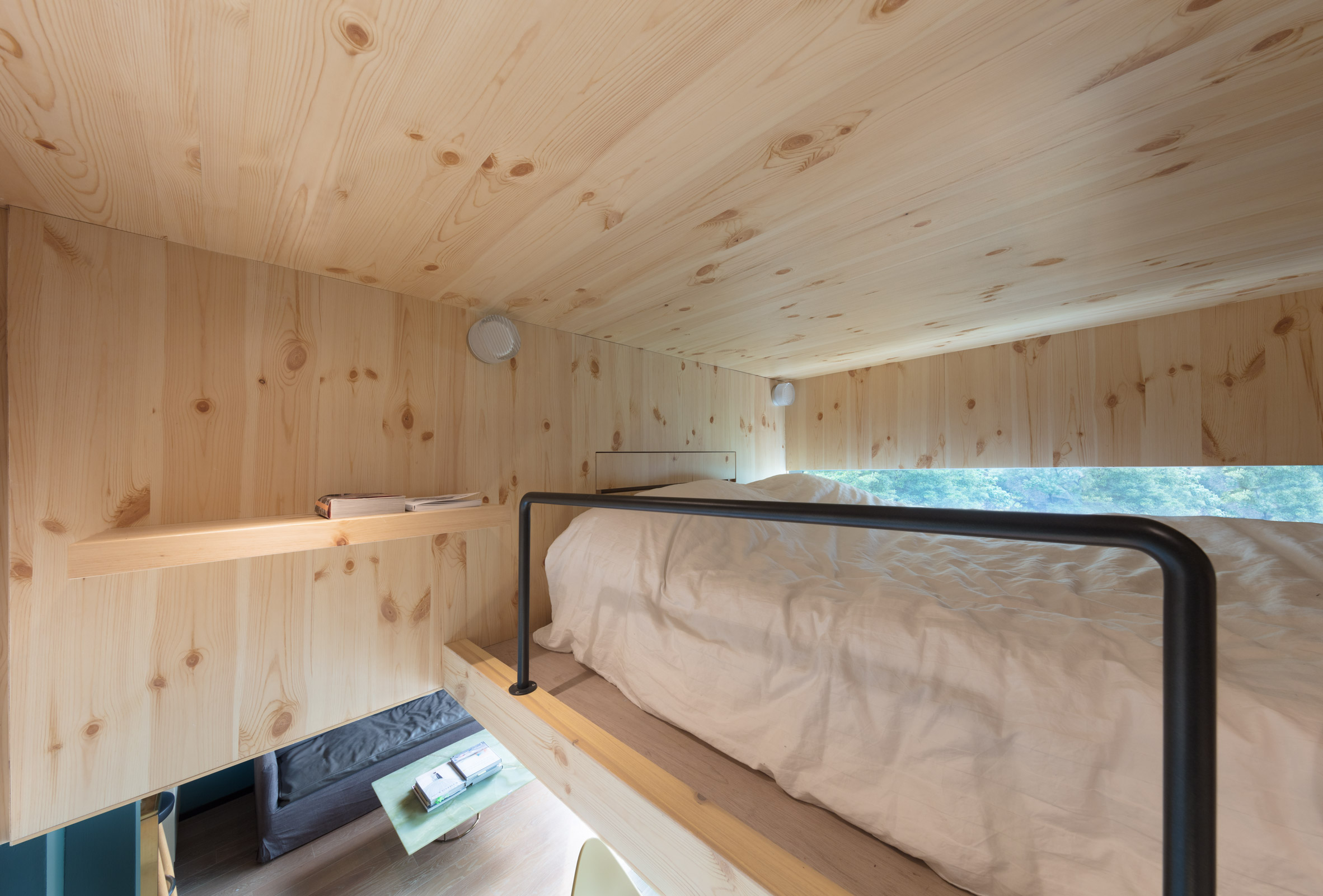 Apartamento pequeno dá aula de aproveitamento de espaço com quarto suspenso Apartamento pequeno dá aula de aproveitamento de espaço com quarto suspenso