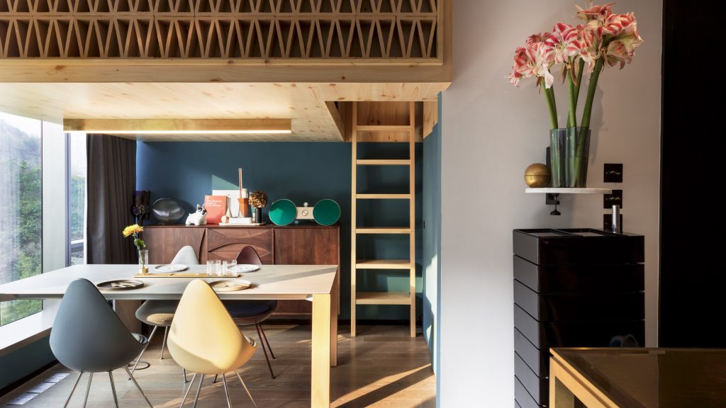 Apartamento pequeno dá aula de aproveitamento de espaço com quarto suspenso Apartamento pequeno dá aula de aproveitamento de espaço com quarto suspenso