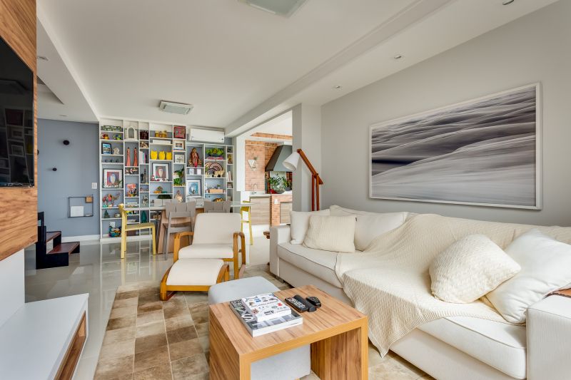 Objetos afetivos, como um móvel herança da família, são valorizados no hygge. Felipe Bender valorizou na sala a estante da cliente, repleta de lembranças de viagens pelo mundo. Crédito: Bender Arquitetura/Divulgação. Objetos afetivos, como um móvel herança da família, são valorizados no hygge. Felipe Bender valorizou na sala a estante da cliente, repleta de lembranças de viagens pelo mundo. Crédito: Bender Arquitetura/Divulgação.