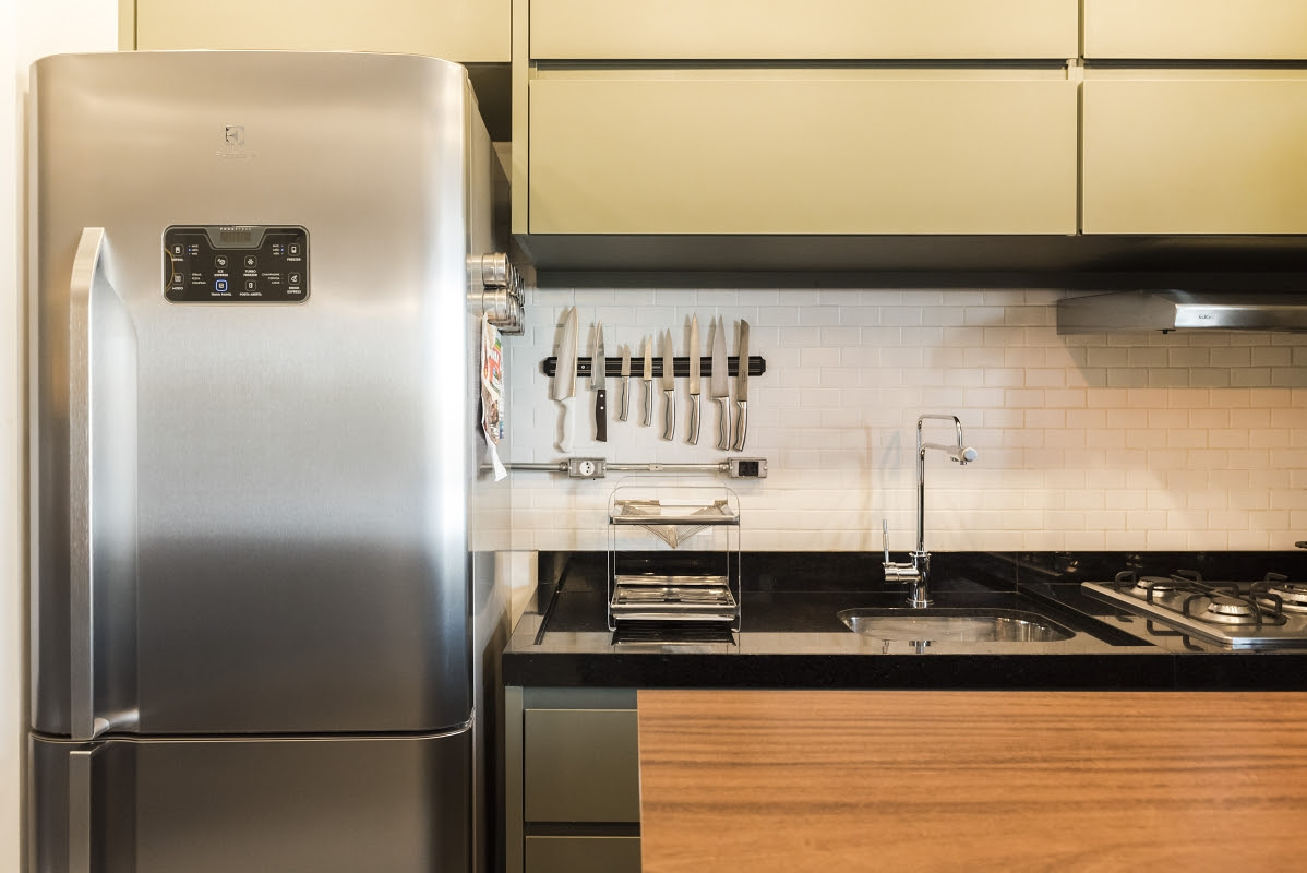 Na cozinha, tons escuros e terrosos ajudam a compor o estilo industrial da decoração. Foto: Rafael Roncato/Divulgação Na cozinha, tons escuros e terrosos ajudam a compor o estilo industrial da decoração. Foto: Rafael Roncato/Divulgação