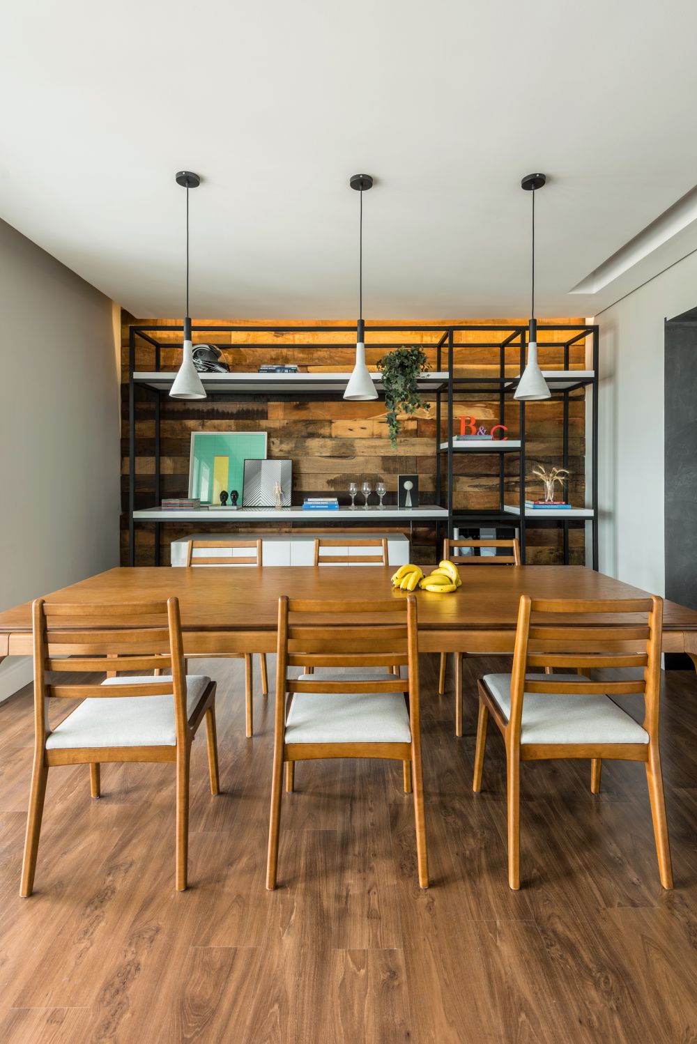 Na sala de jantar dos clientes de Ana Carolina e Corsi, as diferentes alturas das prateleiras garantem funcionalidade total. Os materiais do móvel - ferro e MDF - e do painel ao fundo - madeira de demolição - foram repetidos no outro ponto de fuga do ambiente. Na sala de jantar dos clientes de Ana Carolina e Corsi, as diferentes alturas das prateleiras garantem funcionalidade total. Os materiais do móvel - ferro e MDF - e do painel ao fundo - madeira de demolição - foram repetidos no outro ponto de fuga do ambiente.