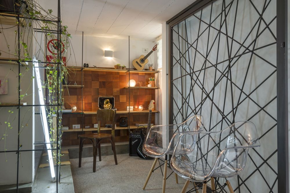 Vergalhões de construção fixos no piso e no teto e chapas de compensado naval formam a estante criada pelo Estúdio Campetti. Instalada em uma pequena parede de um porão, foi ambientada como uma sala de música, mas poderia ser uma opção para “um espaço pequeno como um fundo sem uso de corredor”, aponta Tiago Campetti. Por ser um porão, o lugar tinha uma atmosfera fria e pedia um toque de aconchego, garantido pelo painel feito com pastilhas de madeira ao fundo da estante. Outro toque que faz a diferença é a luz vinda de vários pontos. “O jogo de iluminação resultante e os vergalhões criam um clima interessante, muito mais do que se a luz fosse direta”, afirma ele. Foto: Fernando Zequinão/Gazeta do Povo Vergalhões de construção fixos no piso e no teto e chapas de compensado naval formam a estante criada pelo Estúdio Campetti. Instalada em uma pequena parede de um porão, foi ambientada como uma sala de música, mas poderia ser uma opção para “um espaço pequeno como um fundo sem uso de corredor”, aponta Tiago Campetti. Por ser um porão, o lugar tinha uma atmosfera fria e pedia um toque de aconchego, garantido pelo painel feito com pastilhas de madeira ao fundo da estante. Outro toque que faz a diferença é a luz vinda de vários pontos. “O jogo de iluminação resultante e os vergalhões criam um clima interessante, muito mais do que se a luz fosse direta”, afirma ele. Foto: Fernando Zequinão/Gazeta do Povo
