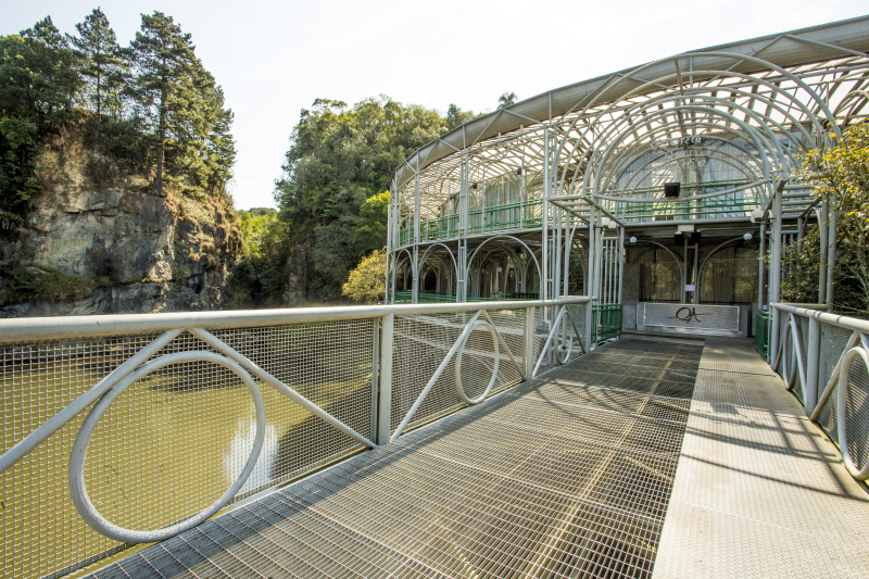 Construídas em metal e vidro, Ópera de Arame, Jardim Botânico e Rua 24 Horas deram a cara da Curitiba moderna. Foto: Hugo Arada/Gazeta do Povo. Construídas em metal e vidro, Ópera de Arame, Jardim Botânico e Rua 24 Horas deram a cara da Curitiba moderna. Foto: Hugo Arada/Gazeta do Povo.