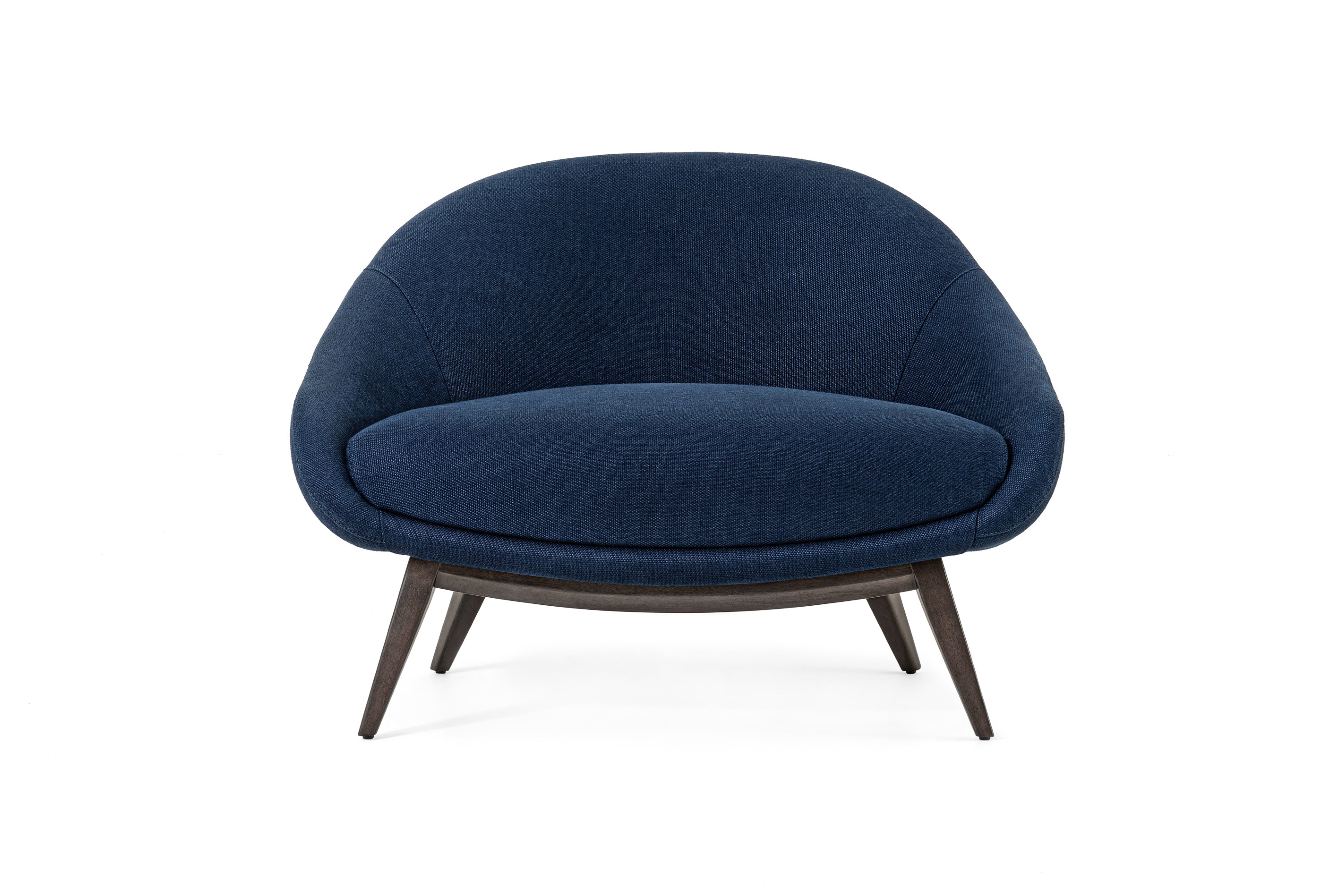 A poltrona Mayu, lançamento da linha Artefacto Beach & Country, tem seu design baseado em linhas orgânicas. Sua estrutura leva cedro maciço, revestido por tapeçaria. Foto: divulgação A poltrona Mayu, lançamento da linha Artefacto Beach & Country, tem seu design baseado em linhas orgânicas. Sua estrutura leva cedro maciço, revestido por tapeçaria. Foto: divulgação