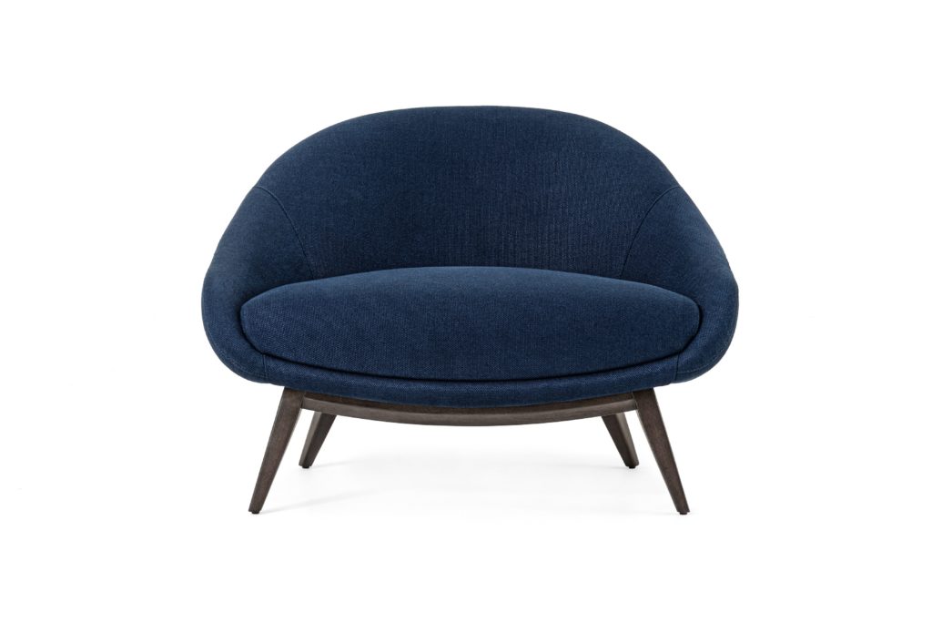 9 peças de decoração para trazer o Classic Blue para dentro de casa A poltrona Mayu, lançamento da linha Artefacto Beach & Country, tem seu design baseado em linhas orgânicas. Sua estrutura leva cedro maciço, revestido por tapeçaria. Foto: divulgação