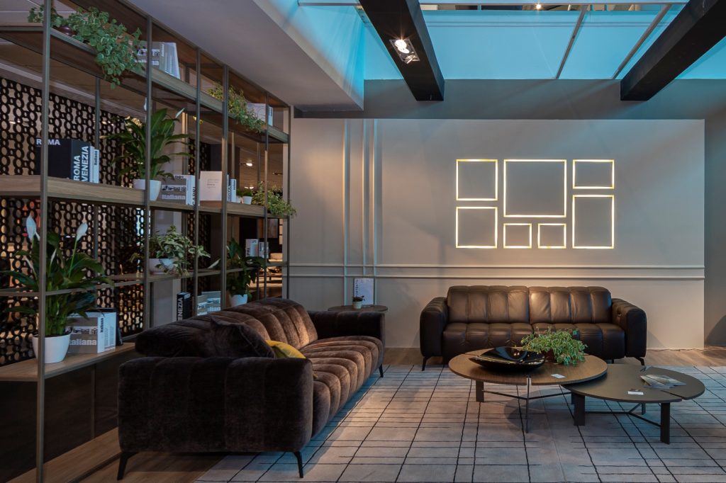 Marca italiana é a primeira do mundo a obter selo de conforto para estofados Sofá Portento, da Natuzzi Editions, é um dos sofás certificados por garantirem uma experiência de conforto única segundo selo Human-Centered Design da Ergocert. Foto: divulgação