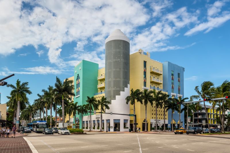 Conheça o tropical deco, o regionalismo arquitetônico supercolorido de Miami A Washington Avenue integra o Distrito Art Déco de Miami com diversos prédios representantes do estilo Tropical Deco. Foto: Bigstock
