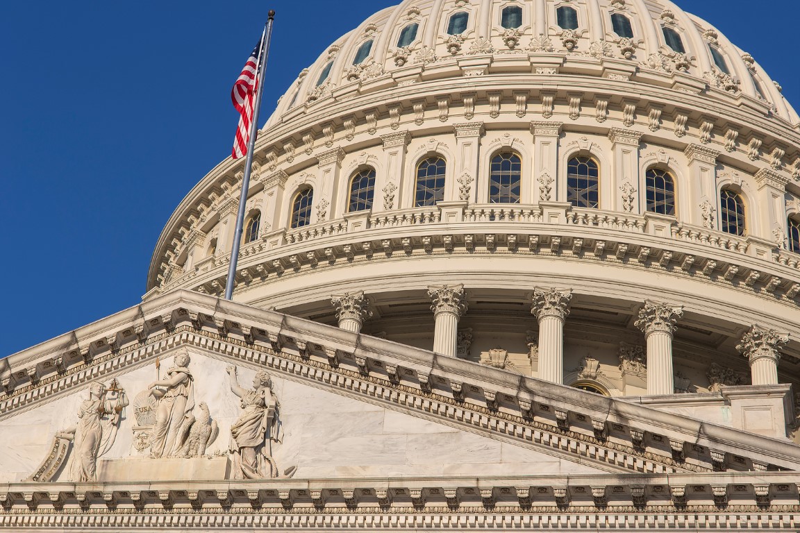Detalhes do frontão clássico e da cúpula do Capitólio, em Washington, nos Estados Unidos. Foto: Bigstock