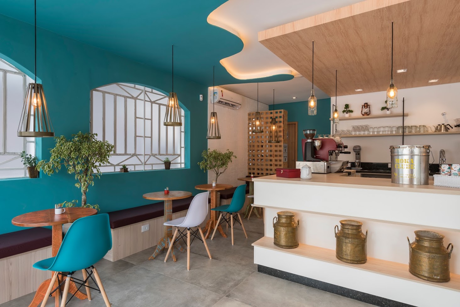 Leiteiras que integram a decoração do Briele Gelato Italiano, em Curitiba, foram garimpadas no Mercado das Pulgas por Givago Ferentz. Foto: Fernando Zequinão / Divulgação Leiteiras que integram a decoração do Briele Gelato Italiano, em Curitiba, foram garimpadas no Mercado das Pulgas por Givago Ferentz. Foto: Fernando Zequinão / Divulgação