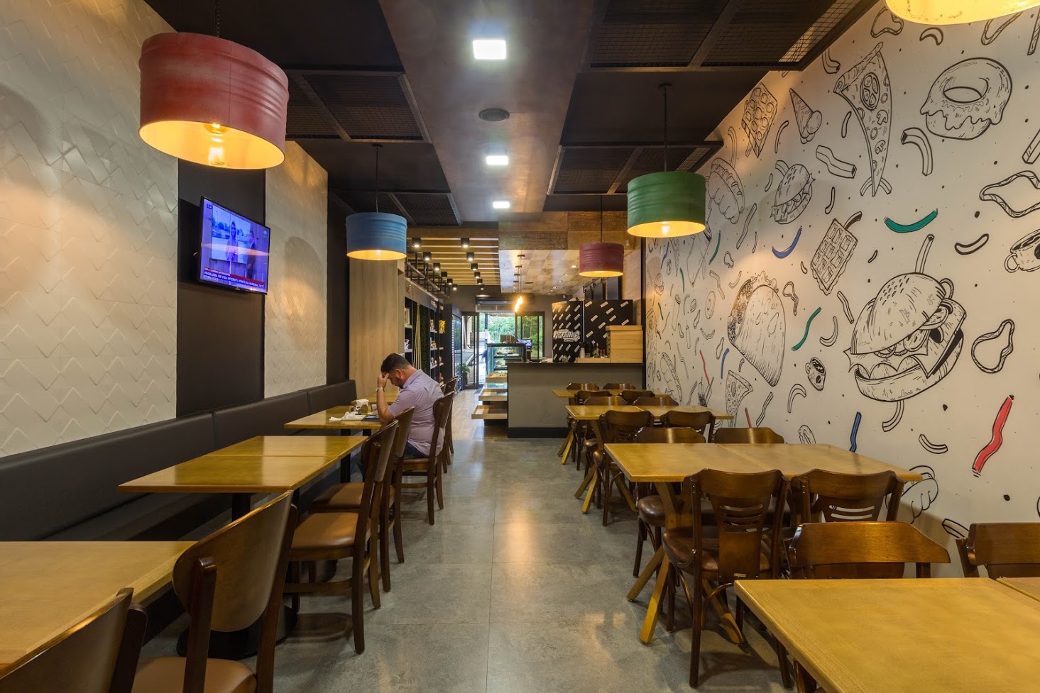 Tambores de ferro-velho foram restaurados e usados como luminárias na cafeteria ‘Mas será o Benedito?’, em Contenda. O projeto é de Givago Ferentz Arquitetura Foto: Gustavo Lupian / Divulgação Tambores de ferro-velho foram restaurados e usados como luminárias na cafeteria ‘Mas será o Benedito?’, em Contenda. O projeto é de Givago Ferentz Arquitetura Foto: Gustavo Lupian / Divulgação