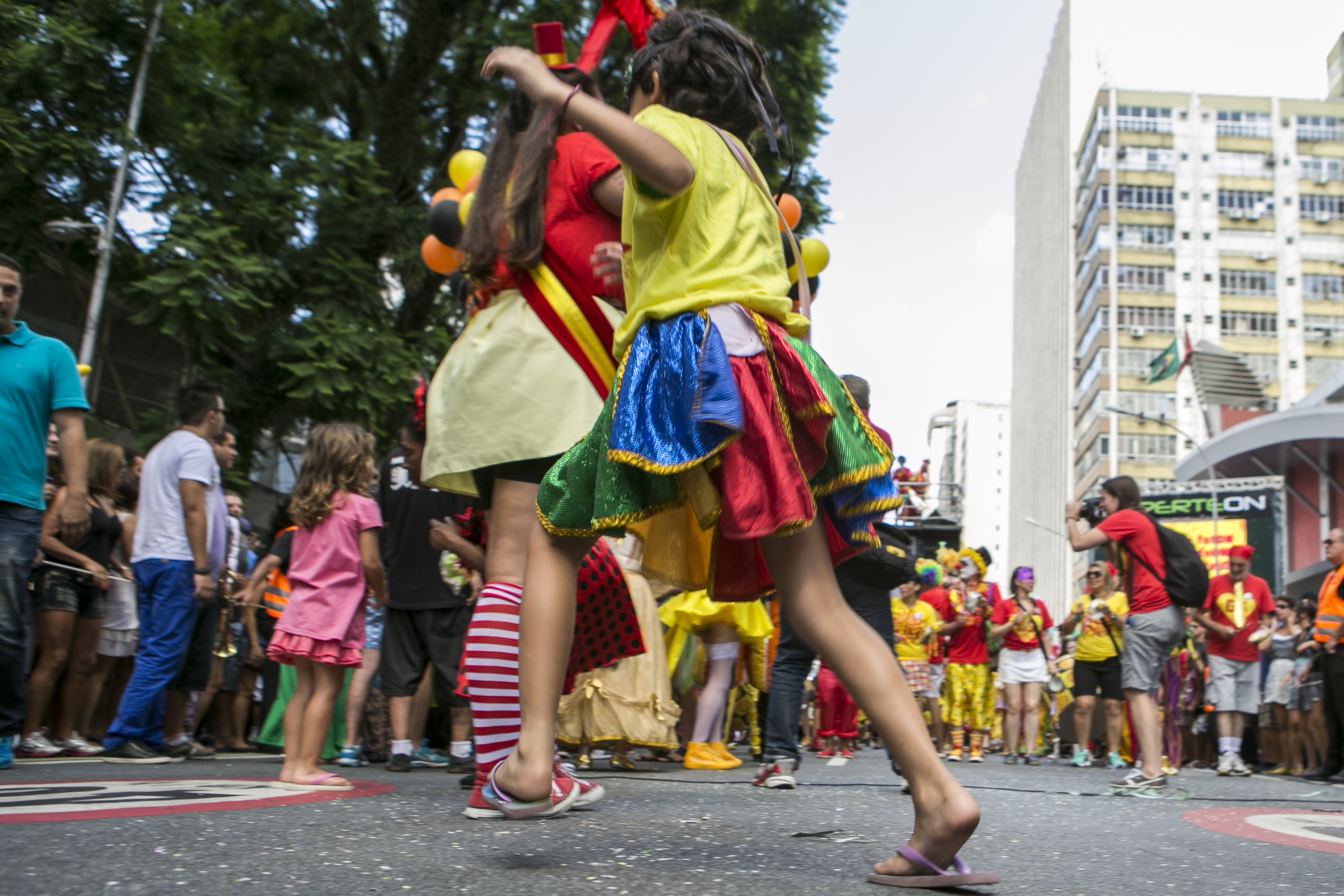 O tempo firme ajudou e muitas pessoas foram curtir o carnaval no Centro de Curitiba. Na foto, Foliões curtindo o Bloco Garibaldis e Sacis. O tempo firme ajudou e muitas pessoas foram curtir o carnaval no Centro de Curitiba. Na foto, Foliões curtindo o Bloco Garibaldis e Sacis.