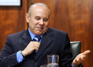 Dólar dispara e bate R$ 2,37. Mantega acha bom para indústria. Mas o cobertor é curto…
