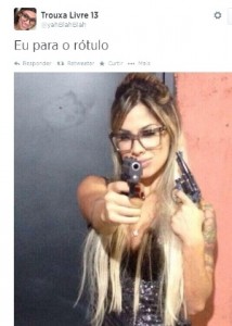 Ex-BBB aparece em foto segurando armas e patrulha histérica faz… histeria!