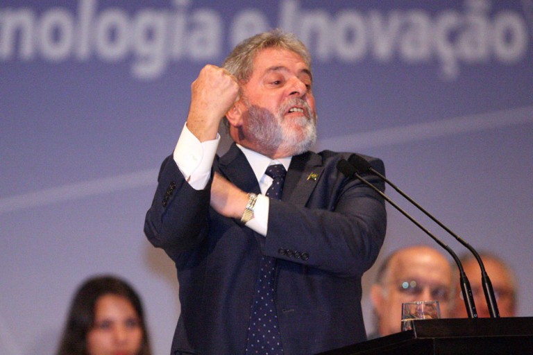 Delírio paranoide – coluna de hoje na GAZETA DO POVO O presidente da República, Luiz Inácio Lula da Silva, discursa, mostrando o braço em sinal de força, durante a 4ª Conferência Nacional de Ciência, Tecnologia e Inovação.