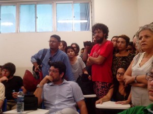 Com olhares furibundos, os esquerdistas perguntam: "Como ousam pensar diferente de nós?"