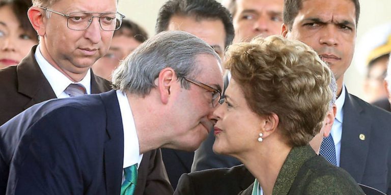 Abismo intransponível – coluna na IstoÉ desta semana ADCU258 BSB - 16/4/2015 - DILMA / EXERCITO - POLITICA - Presidenta Dilma Rousseff cumprimenta o presidente da Câmara dos Deputados Eduardo Cunha durante as comemorações do Dia do Exército e imposição das medalhas da ordem do mérito militar, no QG do Exército no SMU, em Brasilia.
FOTO: ANDRE DUSEK/ESTADAO