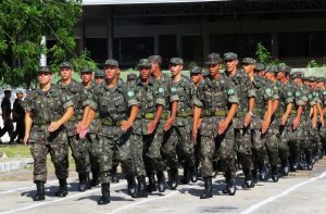 Enquanto comandante do Exército diz que é “coisa de maluco” pedir intervenção militar, general faz alerta contrário