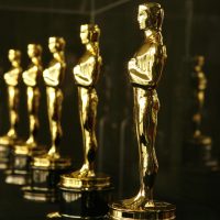 E o Oscar vai para… Actual Oscar statuettes to be presented during the 79th Annual Academy Awards sit in a display case in Hollywood February 21, 2007. The Oscars will be presented on February 25. REUTERS/Gary Hershorn (UNITED STATES)