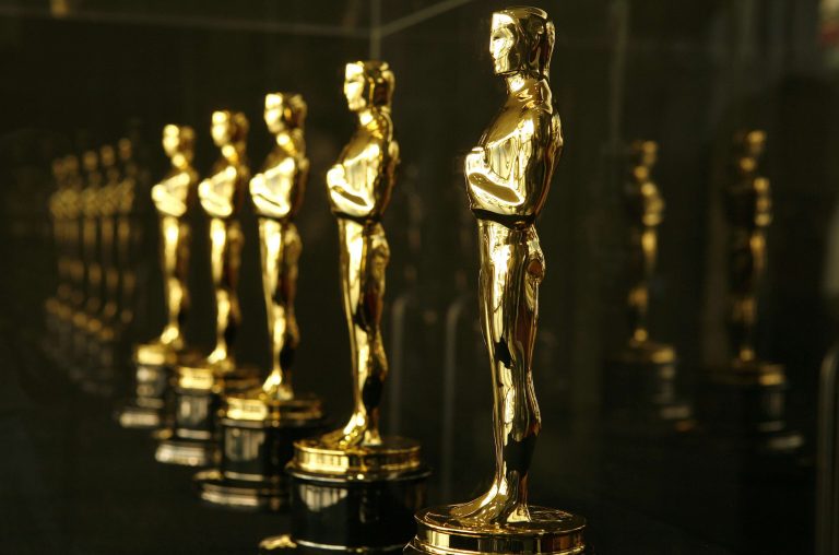 E o Oscar vai para… Actual Oscar statuettes to be presented during the 79th Annual Academy Awards sit in a display case in Hollywood February 21, 2007. The Oscars will be presented on February 25. REUTERS/Gary Hershorn (UNITED STATES)