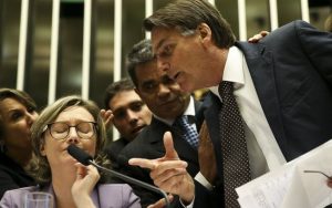 Flavio Bolsonaro comenta a decisão do STF que mantém seu pai réu: medo de 2018?