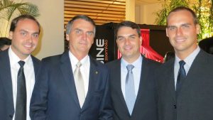 Família Bolsonaro, por não entender divisão de funções, dá tiro no pé ao atacar intelectuais de direita