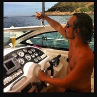 Alexandre Garcia é hostilizado em aeroporto mas não cai na Pilha Alexandre Garcia é hostilizado em aeroporto mas não cai na Pilha