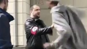 Membros da Antifa seguem neonazista por redes sociais até encontrá-lo: veja o que aconteceu