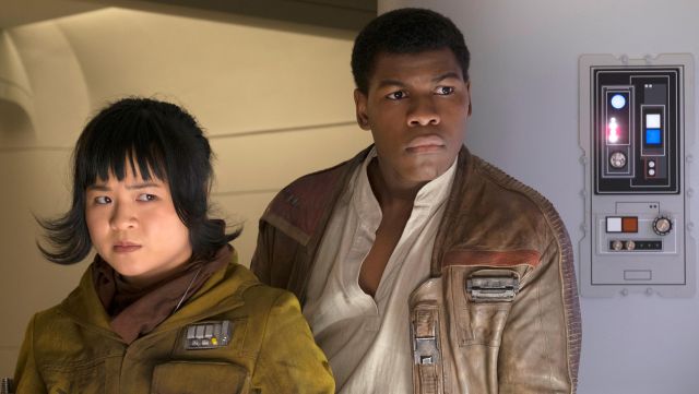 “Guerreiros da Justiça Social” até em Star Wars? Star Wars: The Last Jedi
L to R: Rose (Kelly Marie Tran) and Finn (John Boyega)
Credit: David James/ILM/© 2017 Lucasfilm Ltd.