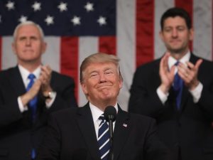 Nova pesquisa mostra aumento na aprovação de Trump, e conservadores clássicos dão o braço a torcer