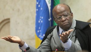 Joaquim Barbosa não é “expressão de centro”, mas “cavalo de Troia” da esquerda