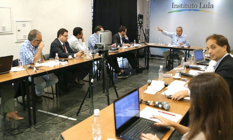 Reação aos “influenciadores digitais”, as meretrizes do PT, expõe viés ideológico do sistema Os blogueiros reunidos com Lula: grupo ficou conhecido como esgotosfera