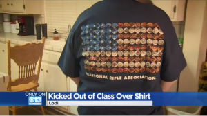 Aluna é expulsa de sala na California por usar camisa da NRA