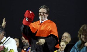 O comunista Roberto Leher literalmente vestindo o boné do MST quando assumiu a reitoria da UFRJ.