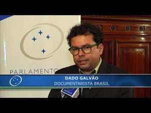 Bandeira assinada por refugiados e políticos perseguidos vira símbolo da resistência à ditadura de Maduro