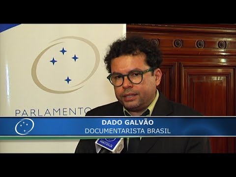 Bandeira assinada por refugiados e políticos perseguidos vira símbolo da resistência à ditadura de Maduro Bandeira assinada por refugiados e políticos perseguidos vira símbolo da resistência à ditadura de Maduro