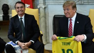 Política como show de entretenimento e torcida de futebol é um perigo para as liberdades: mas há saída?