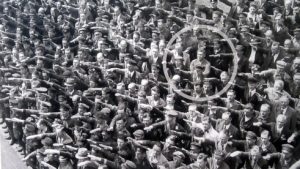 Um indivíduo em meio a coletivistas nazistas.