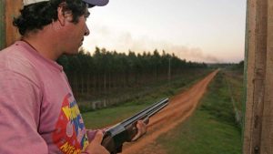 invasão de terras py - 21/05 - MUN - Brasileiros donos de terras no Paraguai estão reforçando a segurança nas propriedades. Ameaçados por invasões de grupos campesinos, mantém homens armados nos portões de acesso e planejam contratar particulares para o reforço. As ocupações voltaram a se intensificar no último dia 10 e atingem os estados de Alto Paraná, Canindejú e San Pedro. Na foto, seguranças armados protegem fazenda de Aparecido Donizeti da Silva, que conta com 6 mil
hectares há 55 quilômetros da fronteira. Foto Christian RIZZI/Gazeta do Povo