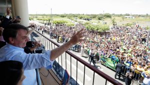 Bolsonaro chama comunistas de “cocô” e promete “varrer turma vermelha” do Brasil