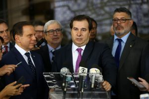 BRASÍLIA, DF, 20.08.2019 PARTIDO-PSDB: O presidente da Câmara dos Deputados, Rodrigo Maia (DEM-RJ), ao lado do governador de SP, João Doria (e), e do deputado federal Alexandre Frota (d) (PSDB-SP), durante coletiva de imprensa após reunião na Câmara dos Deputados, em Brasília, nesta terça-feira (20). (Foto: Pedro Ladeira/Folhapress)