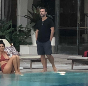 Esquerda caviar: Freixo é flagrado na piscina do Copa Palace e rebate críticos