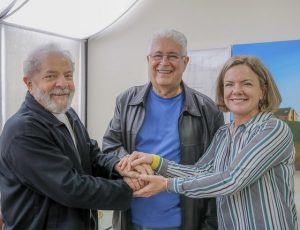 O autor do projeto aprovado, Requião, ao lado de Lula e Gleisi